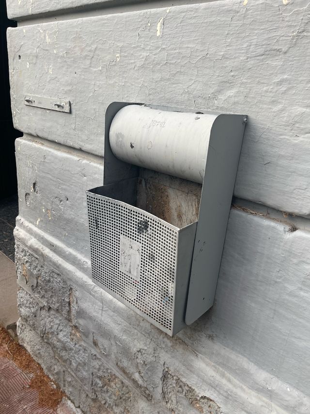 Papelera de pared gris