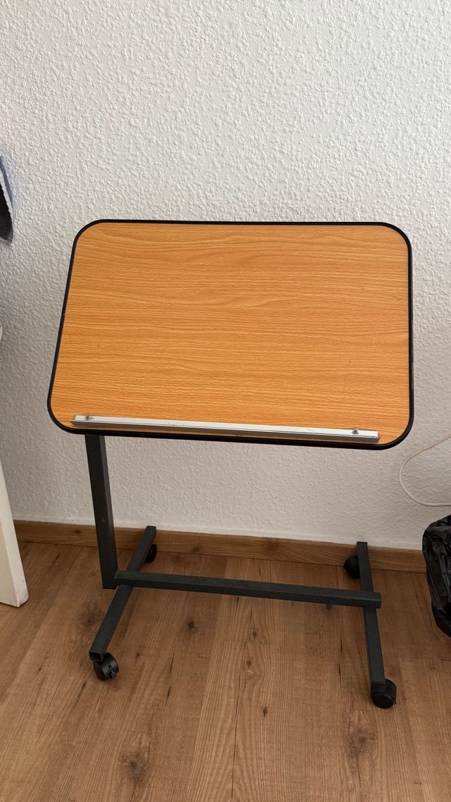 Atril ajustable con ruedas