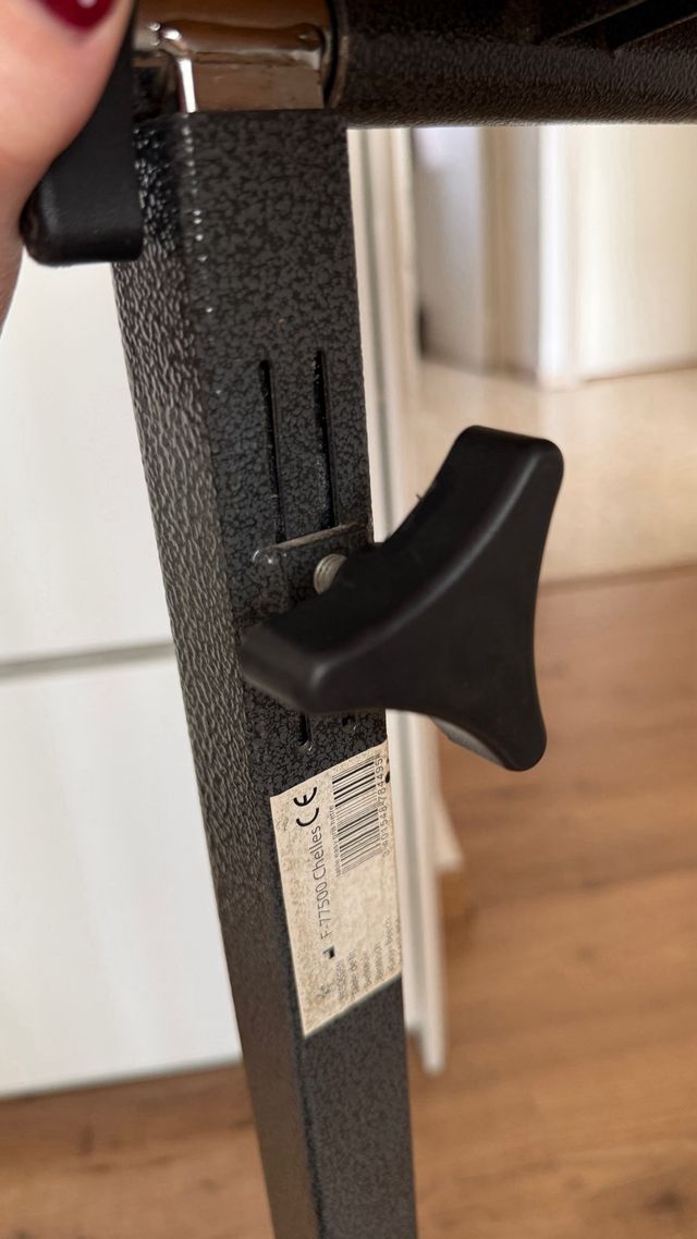 Atril ajustable con ruedas