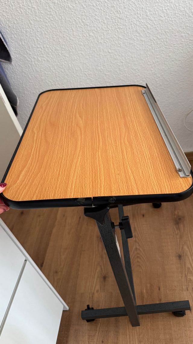 Atril ajustable con ruedas