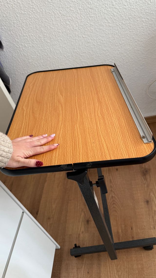 Atril ajustable con ruedas