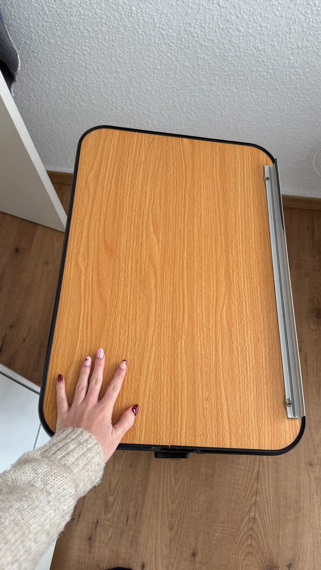 Atril ajustable con ruedas