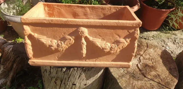 Macetero de cerámica artesanal con relieve