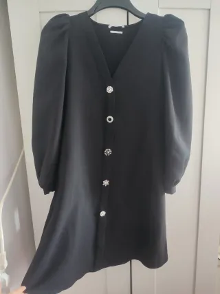 Vestido negro Reserved botones joya talla S