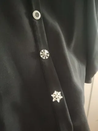 Vestido negro Reserved botones joya talla S