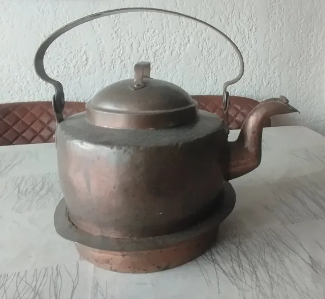 Tetera antigua de cobre