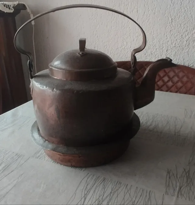 Tetera antigua de cobre