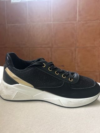 Zapatillas Tous Negras y Doradas