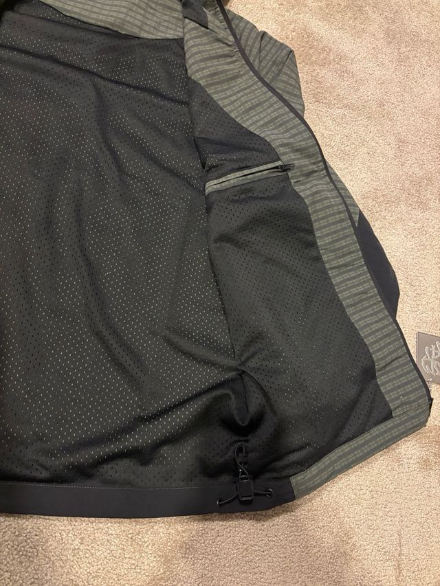 Chaqueta Mertra verde y negra