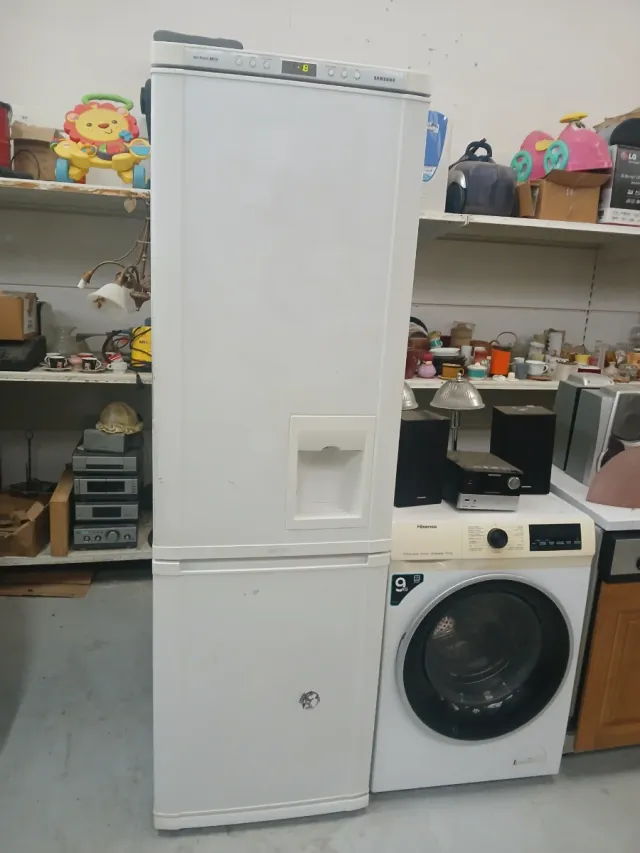 Nevera blanca con dispensador de agua