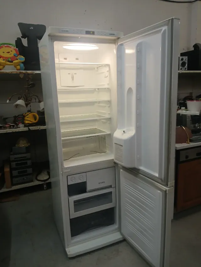 Nevera blanca con dispensador de agua