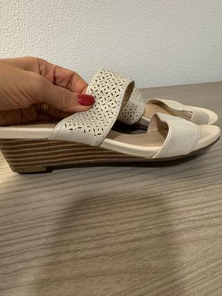 Sandalias cuña blancas plateadas