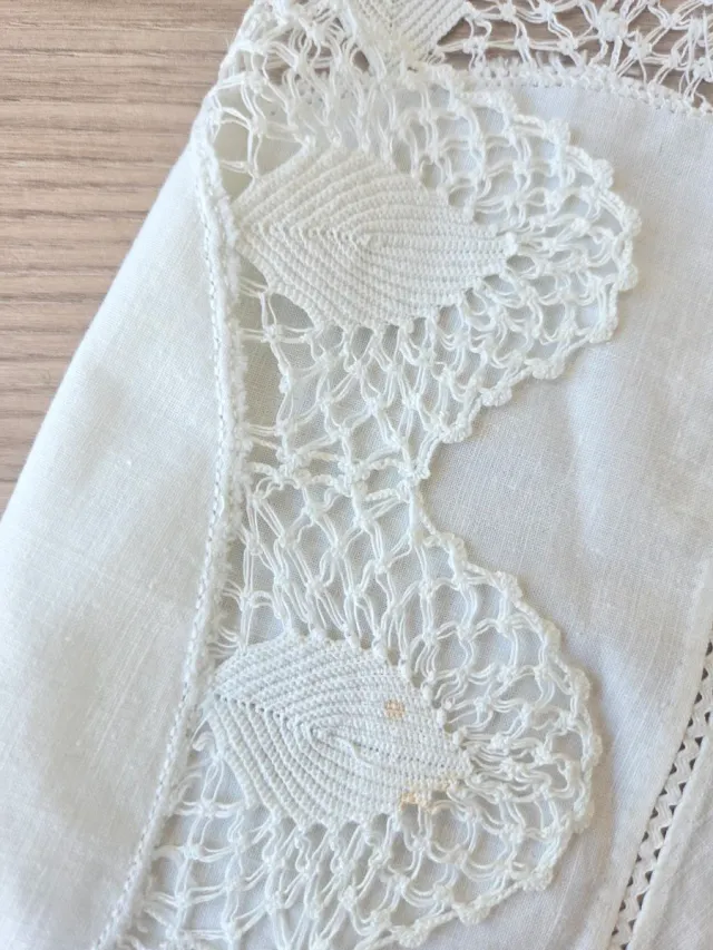 Mantel circular bordado a mano