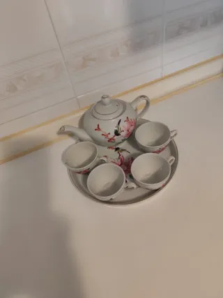 Juego de té de porcelana con flores