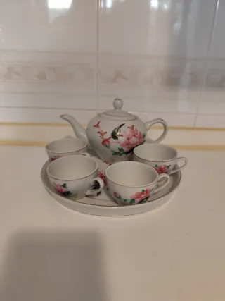 Juego de té de porcelana con flores