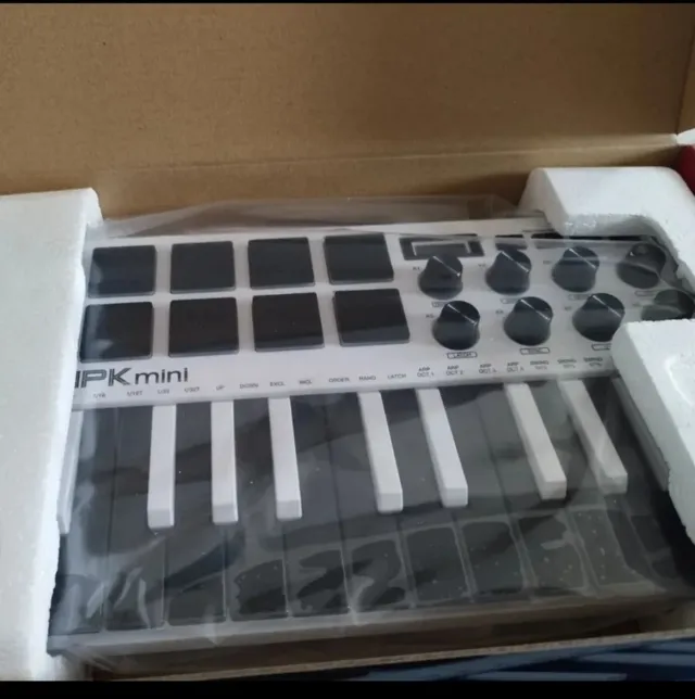Controlador MIDI Akai MPK mini