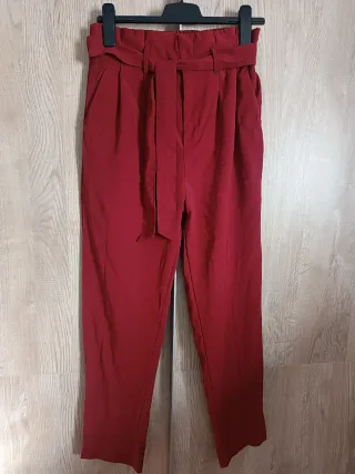 Pantalón granate con cinturón y pinzas