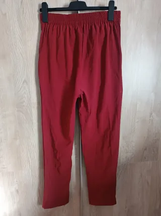 Pantalón granate con cinturón y pinzas