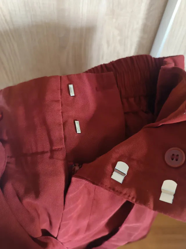 Pantalón granate con cinturón y pinzas