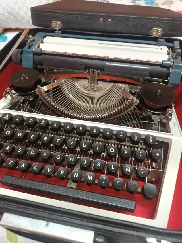 Máquina de escribir vintage con maletín