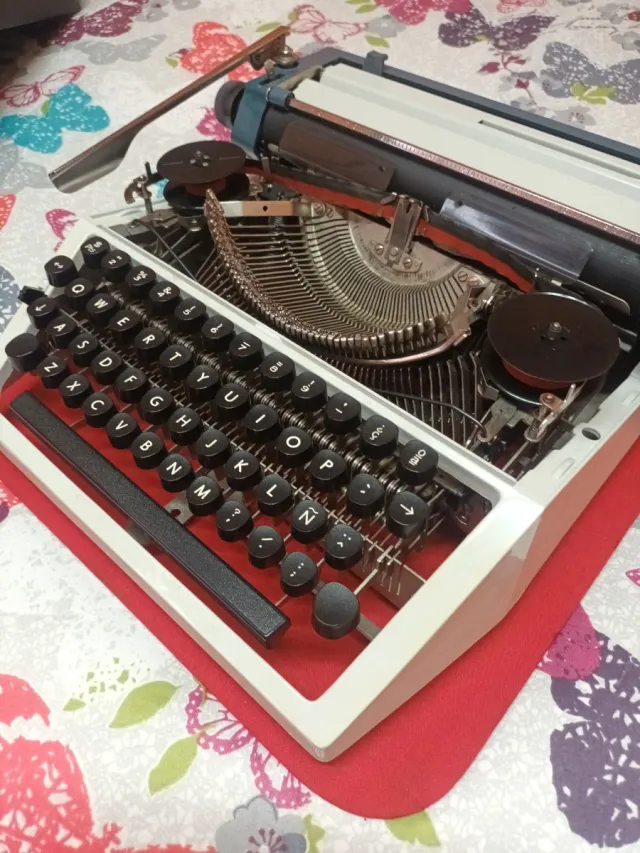 Máquina de escribir vintage con maletín