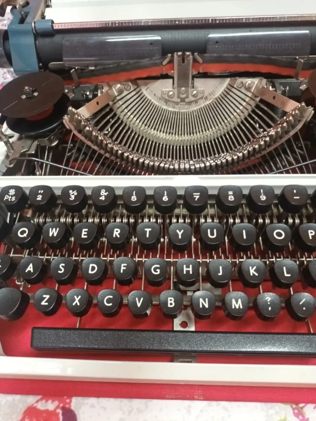 Máquina de escribir vintage con maletín