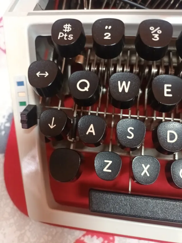 Máquina de escribir vintage con maletín