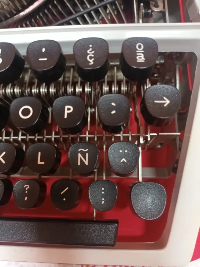 Máquina de escribir vintage con maletín