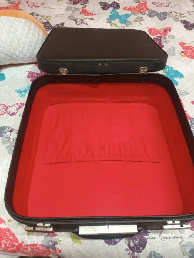 Máquina de escribir vintage con maletín