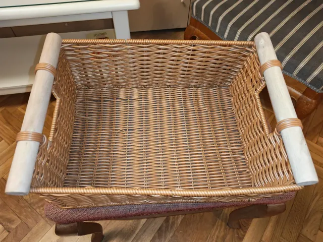 Cesta mimbre imitación con asas de madera.