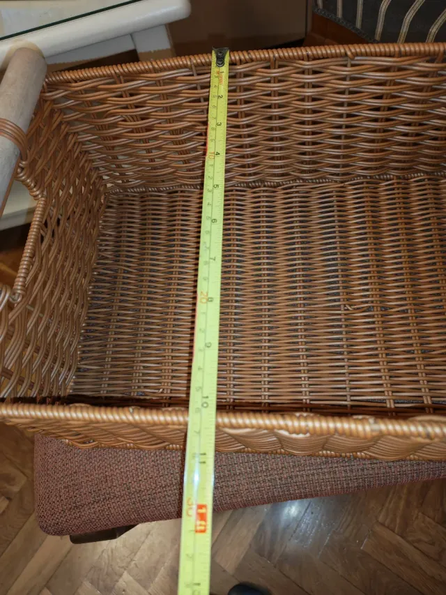 Cesta mimbre imitación con asas de madera.