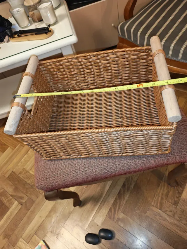 Cesta mimbre imitación con asas de madera.