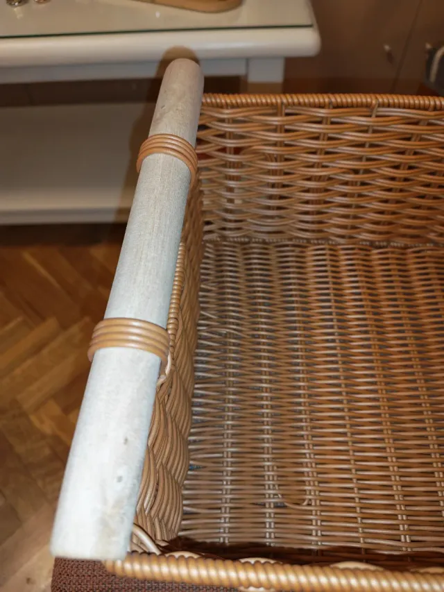 Cesta mimbre imitación con asas de madera.