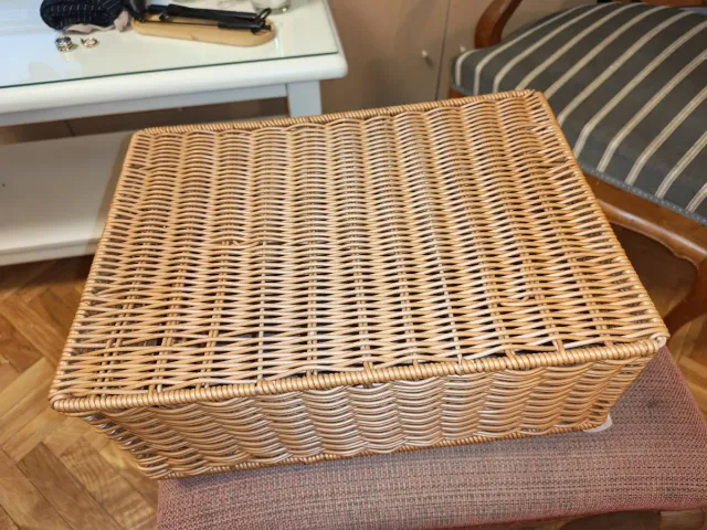 Cesta mimbre imitación con asas de madera.