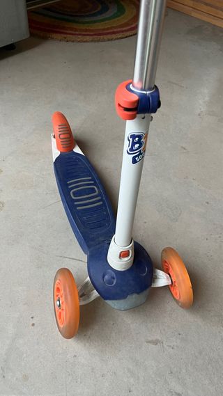 Patinete infantil 3 ruedas naranja y azul.