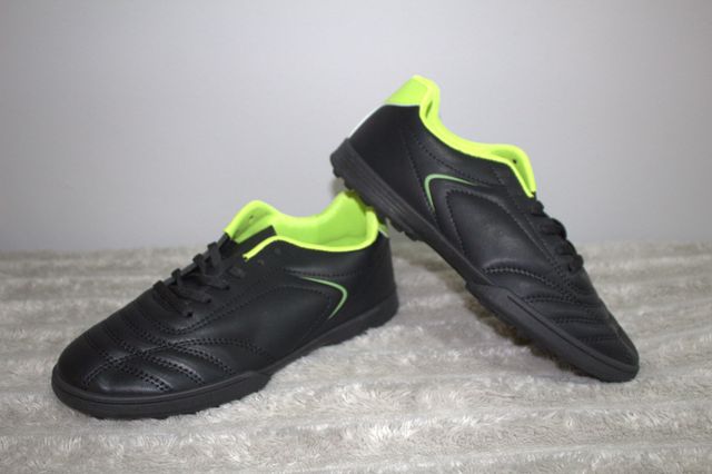 Zapatos deportivos fútbol sala.