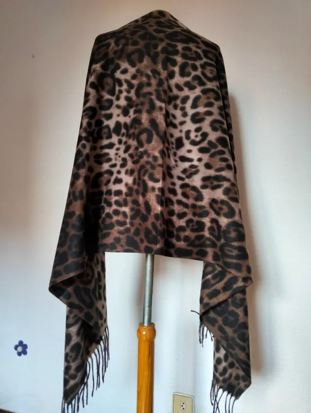 Pashmina estampado animal marrón negro