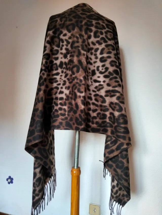Pashmina estampado animal marrón negro
