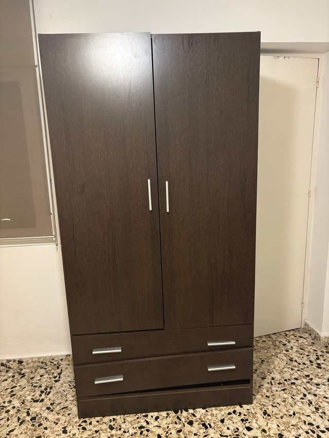 Armario de madera marrón