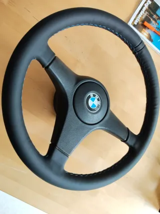Volante BMW cuero negro. Con ribete de colores M.