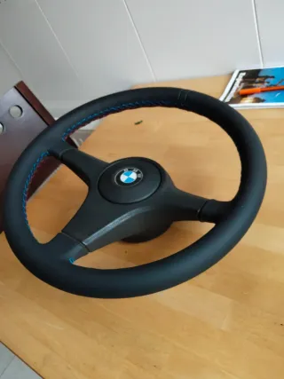 Volante BMW cuero negro. Con ribete de colores M.