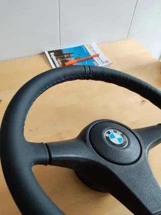 Volante BMW cuero negro. Con ribete de colores M.