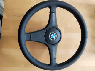 Volante BMW cuero negro. Con ribete de colores M.