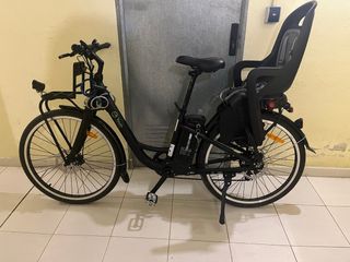 Bicicleta Eléctrica Negra con Silla Infantil
