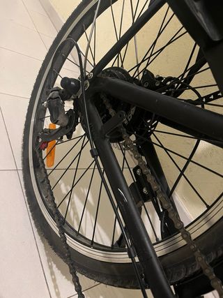 Bicicleta Eléctrica Negra con Silla Infantil