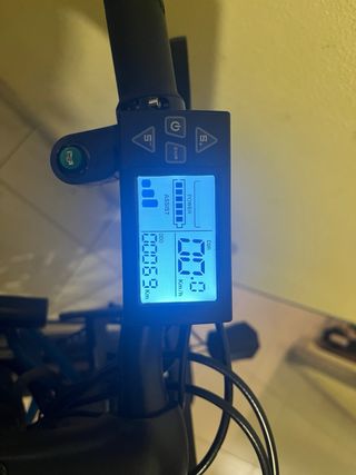 Bicicleta Eléctrica Negra con Silla Infantil