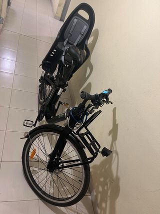 Bicicleta Eléctrica Negra con Silla Infantil