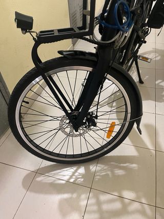 Bicicleta Eléctrica Negra con Silla Infantil