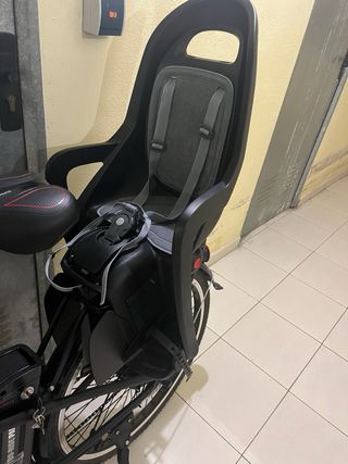 Bicicleta Eléctrica Negra con Silla Infantil