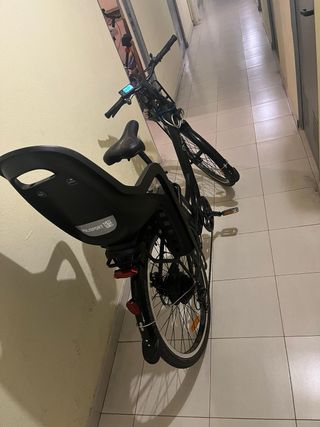 Bicicleta Eléctrica Negra con Silla Infantil